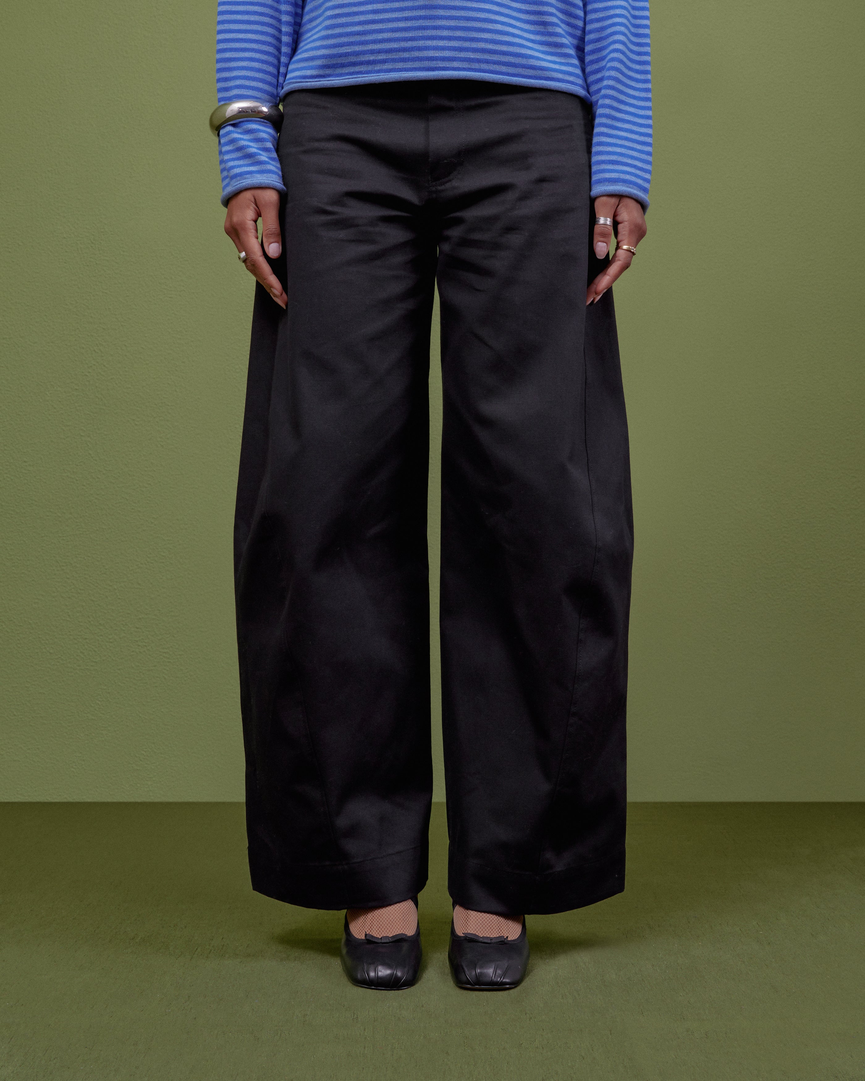 BLACK BARREL TROUSERS